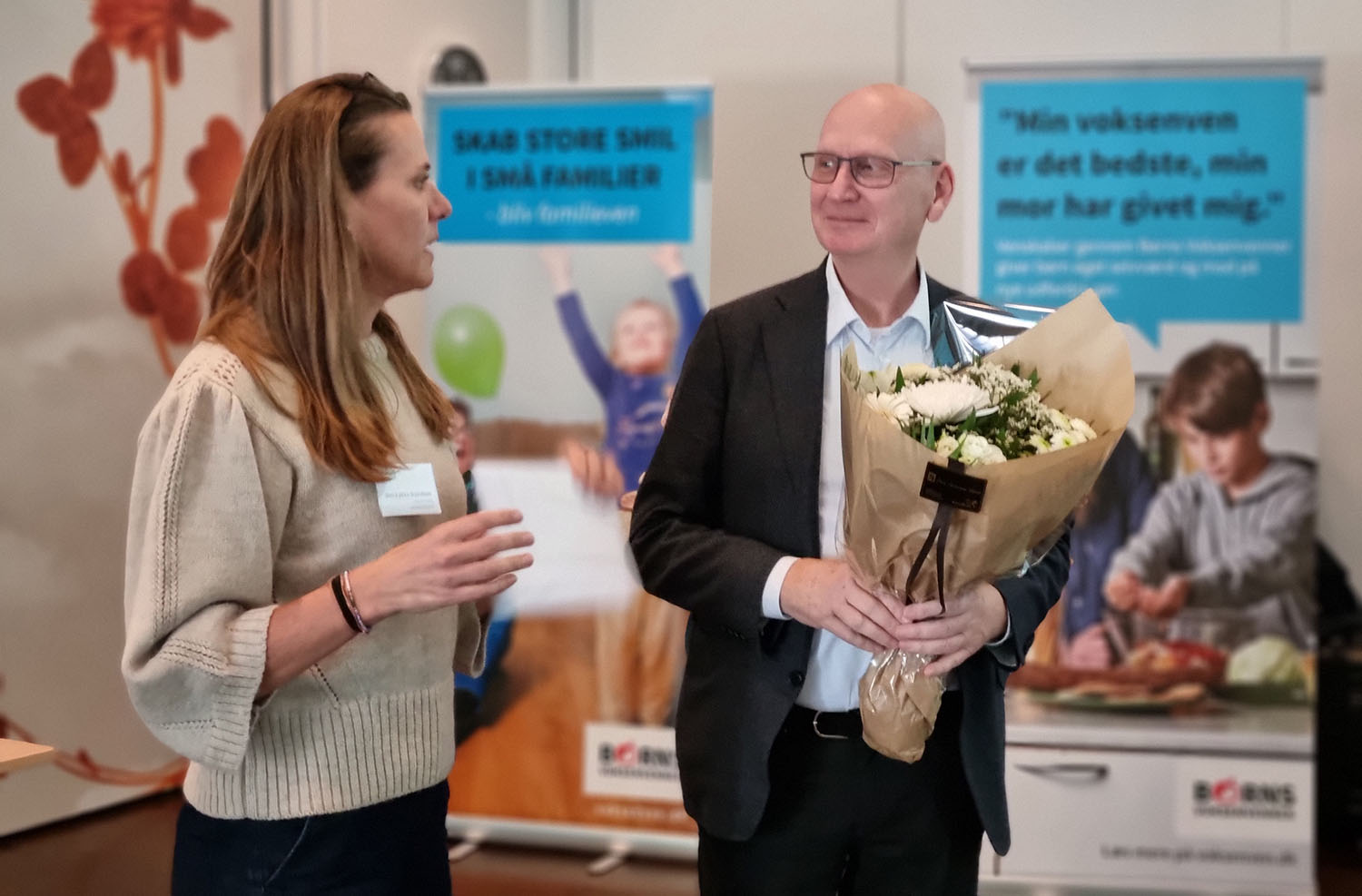 Næstformand Ann Lykke Davidsen takker Poul V. Jensen for hans arbejde som landsformand. 